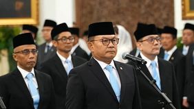 Presiden Prabowo Subianto melantik Jenderal TNI (Purn.) Dudung Abdurachman sebagai Menteri Koordinator Bidang Politik dan Keamanan (Menko Polkam) di Istana Negara, Jakarta, Kamis, 1 Oktober 2026. Dudung menggantikan Djamari Chaniago dalam posisi ters