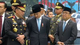 Listyo juga berada bersama Prabowo ketika Presiden meninjau sumur maut di kawasan Lubang Buaya. Dalam kesempatan tersebut, Listyo berjalan dan berdiri di belakang Prabowo selama proses peninjauan berlangsung.