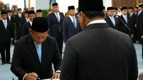 Presiden Prabowo Subianto resmi melantik Sekretaris Jenderal DPP Partai Golkar Muhammad Sarmuji sebagai Menteri Perindustrian (Menperin) di Istana Negara, Jakarta, Kamis, 1 Oktober 2026. Sarmuji menggantikan Agus Gumiwang Kartasasmita.