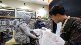 PT Bank Negara Indonesia (Persero) Tbk atau BNI menegaskan komitmennya untuk memperkuat kapasitas serta memperluas jangkauan pasar bagi pelaku usaha mikro, kecil, dan menengah (UMKM) yang bergiat di dalam ekosistem batik nasional.