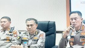 Kabid Humas Polda Kalsel Kombes Pol Nur Khamid menjelaskan perkembangan penanganan identifikasi korban Kapal Virgo di Rumah Sakit Bhayangkara Banjarmasin. (ANTARA/Firman)