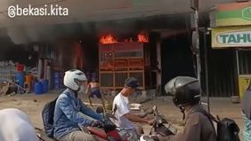 Berdasarkan informasi sementara, kebakaran diduga terjadi akibat kebocoran tabung gas saat proses memasak sedang berlangsung. Api sudah berhasil dipadamkan oleh petugas pemadam kebakaran yang bergerak cepat ke lokasi kejadian.
