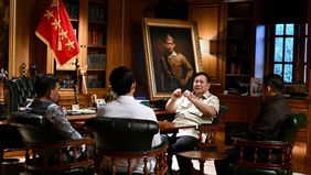 Prabowo Subianto memanggil Kepala Badan Komunikasi Pemerintah (Bakom) Syahganda Nainggolan dan Wakil Kepala Bakom Fadli Tri Hartono di kediamannya, pada Minggu sore, 4 Oktober 2026