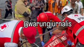 Informasi mengenai kebakaran diterima petugas pada pukul 10.37 WIB. Api diketahui sudah membesar ketika seorang petugas keamanan lingkungan melintas di sekitar lokasi.