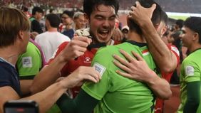 Pesepak bola Timnas Indonesia Elkan Baggot (tengah) berselebrasi bersama Emil Audero (kedua kanan) usai mengalahkan Timnas Thailand pada final FIFA ASEAN Cup 2026 di Stadion Utama Gelora Bung Karno (SUGBK), Senayan, Jakarta, Senin, 5 Oktober 2026.