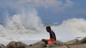 Arsip foto - Warga berada di pinggir pantai saat gelombang tinggi di Desa Ujong Kalak, Kecamatan Johan Pahlawan, Aceh Barat, Aceh, Minggu (13/9/2026). Gelombang tinggi yang mencapai 1,5 hingga 2,5 meter di wilayah tersebut mengakibatkan banjir rob ya