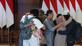 Empat warga negara Indonesia yang menjadi anak buah kapal MT Honour 25 setelah dibajak kelompok perompak di Somalia akhirnya tiba kembali di tanah air.