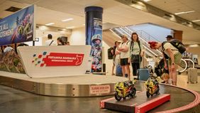  Atmosfer Pertamina Grand Prix of Indonesia 2026 terasa sejak pengunjung tiba di Bandara Internasional Lombok. Visual bertema balap, replika podium, area foto, hingga booth official merchandise rmenyambut kedatangan pengunjung menjelang gelaran pada 