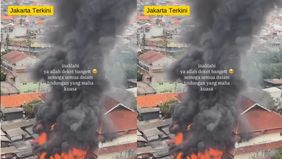 Sejumlah bangunan di Wilayah Kebon Kosong, Kemayoran, Jakarta Pusat (dekat kantor Kelurahan) terbakar siang ini, Kamis (8/10/2026). Api berkobar cukup besar hingga asap hitam pekat membumbung tinggi. Saat ini sedang dalam penanganan Damkar.
