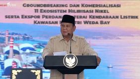 Prabowo Subianto melontarkan candaan kepada Ketua Dewan Ekonomi Nasional (DEN) Jenderal TNI (Purn) Luhut Binsar Panjaitan saat menghadiri acara Groundbreaking dan Komersialisasi 11 Ekosistem Hilirisasi Nikel serta Ekspor Perdana Baterai Kendaraan Lis