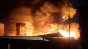 Kebakaran melanda sebuah rumah tinggal di Jalan Kramat Pulo Dalam Gang 2, Kelurahan Kramat, Kecamatan Senen, Jakarta Pusat, Kamis, 8 Oktober 2026.