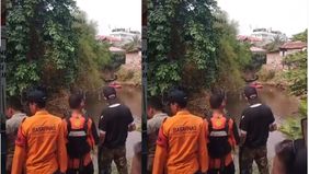 Petugas dari BPBD, Basarnas, Damkar, Polsek Jatinegara, SAR Brimob, PPSU, dan warga setempat menyisir sungai menggunakan perahu LCR, RB, serta perangkat aqua eye dengan radius hingga Jembatan Kampung Melayu.