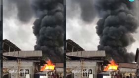 Hingga pagi ini, proses penanganan kebakaran masih berlangsung. Petugas pemadam kebakaran dikerahkan untuk memadamkan api dan mencegah kobaran merambat ke bangunan di sekitar lokasi.