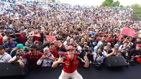 Ribuan masyarakat memadati jalan yang menghubungkan Taman Sangkareang dan Taman Udayana di Mataram, Nusa Tenggara Barat (NTB), Rabu, 7 Oktober 2026.