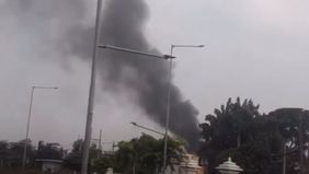 Pembaca InfoBekasi melaporkan adanya kepulan asap hitam tebal kebakaran di kawasan perumahan Juanda, Bulak Kapal, Bekasi Timur, Kota Bekasi, Jumat pagi, 9 Oktober 2026.