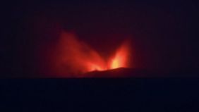 Gunung Anak Krakatau di perairan Selat Sunda, Kabupaten Lampung Selatan, Lampung, mengalami erupsi