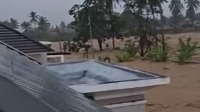Hujan dengan intensitas sedang hingga tinggi yang mengguyur Kota Padang, Sumatera Barat, pada Sabtu, 10 Oktober 2026 sejak pukul 12.20 WIB