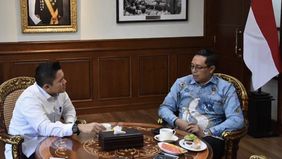 Sekretaris Kabinet (Seskab) Teddy Indra Wijaya bertemu dengan Penasihat Khusus Presiden Bidang Komunikasi Hasan Nasbi di Kantor Sekretariat Kabinet,