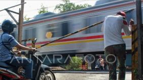 Dua orang yang mengendarai sepeda motor meninggal dunia setelah tertemper Kereta Api (KA) Parahyangan relasi Gambir-Bandung di perlintasan sebidang liar di sekitar Desa Warung Bambu, Kecamatan Karawang Timur, Kabupaten Karawang, Jawa Barat, Minggu, 1