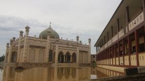 Banjir kembali melanda Kabupaten Aceh Tamiang, Aceh, setelah hujan deras menyebabkan sejumlah sungai meluap dan menggenangi permukiman. 