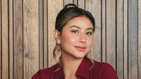 Awkarin curhat akan memberikan somasi tegas kepada Aa Juju karena telah menyebutnya ani-anu tua di sosial media.