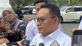 Prabowo Subianto memanggil Menteri Koordinator Bidang Politik dan Keamanan (Menko Polkam) Dudung Abdurachman, Panglima TNI Jenderal Agus Subiyanto, serta Kapolri Jenderal Suyudi Ario Seto pada Senin, 12 Oktober 2026.