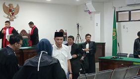 Jaksa penuntut umum (JPU) Komisi Pemberantasan Korupsi (KPK) menuntut Bupati Rejang Lebong nonaktif Muhammad Fikri Thobari dengan hukuman lima tahun penjara dalam perkara dugaan suap dan gratifikasi yang berkaitan dengan proyek pemerintah daerah.