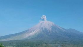 Gunung Semeru yang terletak di perbatasan Kabupaten Lumajang dan Malang, Jawa Timur, tercatat mengalami serangkaian aktivitas vulkanik berupa sembilan kali erupsi sejak tengah malam hingga menjelang siang hari pada Selasa, 13 Oktober 2026.