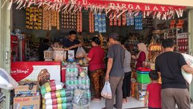 Berawal dari kios kecil di Pasar Gerning, Kabupaten Pesawaran, Lampung, Fitriani kini berhasil membesarkan usahanya menjadi toko grosir sembako yang melayani masyarakat dan pedagang di desa sekitarnya.