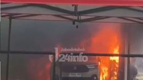 Dalam pantauan di lokasi kejadian, terlihat api berkobar besar hingga merambat ke mobil lainnya yang berada di samping dan asap hitam pekat membubung tinggi.