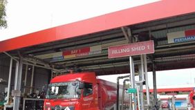Pertamina Patra Niaga mengirimkan empat truk tangki tambahan dari Banyuwangi ke Bali untuk mempercepat penyaluran bahan bakar minyak (BBM) ke sejumlah stasiun pengisian bahan bakar umum (SPBU).

