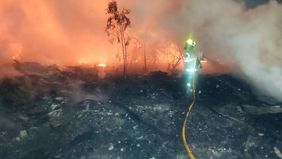Sisa lapak liar yang sebelumnya ditertibkan karena menjadi lokasi penyalahgunaan narkoba di Kampung Ambon, Cengkareng, Jakarta Barat, terbakar habis pada Rabu malam, 14 Oktober 2026. 