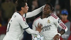 Real Madrid meraih kemenangan dramatis saat bertandang ke markas AS Roma dalam lanjutan Liga Champions 2026/2027. Sempat tertinggal 1-3, Los Blancos membalikkan keadaan menjadi 4-3 berkat tiga gol yang tercipta menjelang akhir pertandingan di Stadion