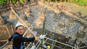 Menteri Kebudayaan Fadli Zon meninjau proses pemugaran yasti dan konservasi Mahastupa Candi Borobudur di Magelang, Jawa Tengah.