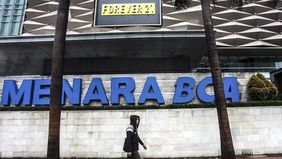 Otoritas Jasa Keuangan (OJK) terus mengawasi perkembangan kepemilikan, konsolidasi, dan aksi korporasi di sektor perbankan menyusul rumor akuisisi Bank Central Asia (BCA) oleh pengusaha Andi Syamsuddin Arsyad atau Haji Isam yang sempat beredar
