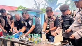Tim gabungan yang terdiri atas Satresnarkoba Polrestabes Medan, BNNP Sumatera Utara, Ditresnarkoba Polda Sumut, dan Satpol PP mengamankan sepucuk airsoft gun saat menggerebek lokasi yang diduga menjadi tempat peredaran narkoba di Desa Mencirim, Kabup