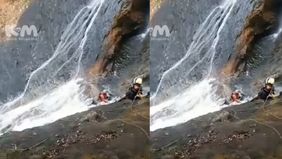 Proses penemuan hingga evakuasi dilakukan dengan penuh kehati-hatian mengingat kondisi lokasi yang berisiko. Perjuangan para petugas berlangsung hingga korban berhasil dievakuasi dari lokasi.