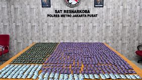 Polres Metro Jakarta Pusat mengungkap dugaan peredaran 858 kartrid rokok elektronik atau vape yang diduga mengandung etomidate. Dalam pengungkapan kasus tersebut, polisi juga menyita 5,21 gram kristal putih yang diduga narkotika jenis sabu.