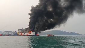 Kapal Motor Penumpang (KMP) Batu Mandi dilaporkan terbakar di alur masuk Pelabuhan Merak, Banten, Selasa, 20 Oktober 2026 sore. Menyusul insiden tersebut, Kantor Pencarian dan Pertolongan Banten mengerahkan tim SAR gabungan untuk melakukan penanganan