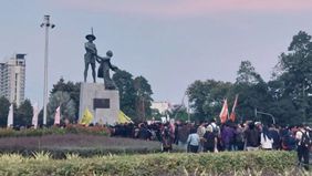 Unjuk rasa yang digelar oleh aliansi mahasiswa bersama berbagai elemen masyarakat di kawasan Tugu Tani, Jakarta Pusat, akhirnya rampung pada pukul 18.30 WIB, Selasa, 20 Oktober 2026, dengan massa aksi yang berangsur-angsur membubarkan diri secara ter