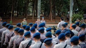 Polda Metro Jaya bersama TNI menggelar apel kesiapan pelayanan dan pengamanan kegiatan masyarakat di Monas, Jakarta Pusat, Selasa, 20 Oktober 2026.