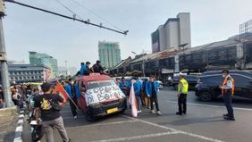 Ratusan mahasiswa yang tergabung dalam Badan Eksekutif Mahasiswa Universitas Indonesia (BEM UI) bersama sejumlah elemen masyarakat sipil lainnya menggelar aksi unjuk rasa di kawasan Tugu Tani, Jakarta Pusat, pada Selasa (20/10). Jalannya aksi damai i