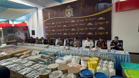 Direktorat Reserse Narkoba Polda Metro Jaya membongkar dua pabrik ilegal yang memproduksi obat keras jenis Tramadol dan Trihexyphenidyl di Kabupaten Sukoharjo, Jawa Tengah.