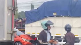 Informasi kejadian tersebut dilaporkan oleh seorang pengguna jalan yang melintas di lokasi saat hendak berangkat sekolah. Berdasarkan laporan awal, beberapa mobil disebut mengalami kerusakan akibat insiden tersebut.
