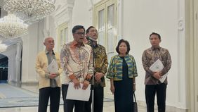 Prabowo Subianto menerima laporan Dewan Ekonomi Nasional (DEN) terkait perkembangan digitalisasi perlindungan sosial (perlinsos) dalam pertemuan di Istana Merdeka, Jakarta, pada Selasa, 20 Oktober 2026