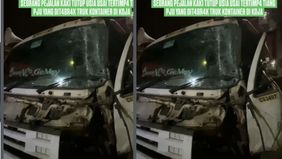 Tidak hanya menabrak tiang PJU, truk kontainer tersebut juga sempat menyenggol sebuah angkutan kota (angkot) yang berada di sekitar lokasi.