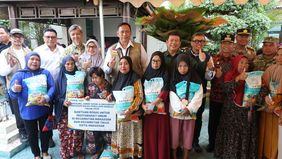 Perum BULOG memperkuat komitmennya dalam menjaga stabilitas pasokan dan harga pangan melalui dukungan terhadap pelaksanaan Gerakan Pangan Murah (GPM) Nasional yang digelar serentak di 38 provinsi dan 514 kabupaten/kota dalam rangka memperingati Hari 