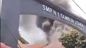 Namun, rumah tersebut sangat berdekatan dengan gedung SMPN 1 Tambun Utara.