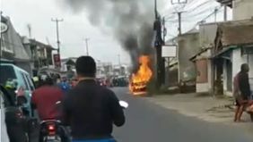 Akibat kejadian tersebut, sopir mengalami luka bakar di bagian kaki, paha, hingga pundak dan dilarikan ke rumah sakit terdekat. Api berhasil dipadamkan dengan bantuan petugas Damkar Posko Cisaat. Hingga kini, penyebab pasti kebakaran masih belum dike