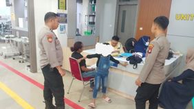 Seorang anak di Pontianak, Kalimantan Barat rela berjalan kaki sekitar dua kilometer menuju kantor polisi demi meminta pertolongan untuk ibunya yang diduga menjadi korban kekerasan dalam rumah tangga (KDRT) pada Senin, 19 Oktober 2026.